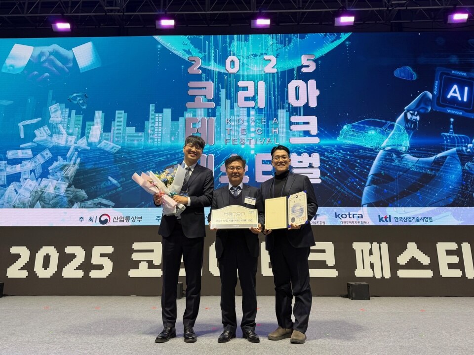 [사진자료2] 한온시스템 HEV 열관리 기술로 '올해의 산업기술혁신상' 수상 (좌측부터 김민욱 전임연구원, 강성호 전무, 이해준 팀장)_0.jpg